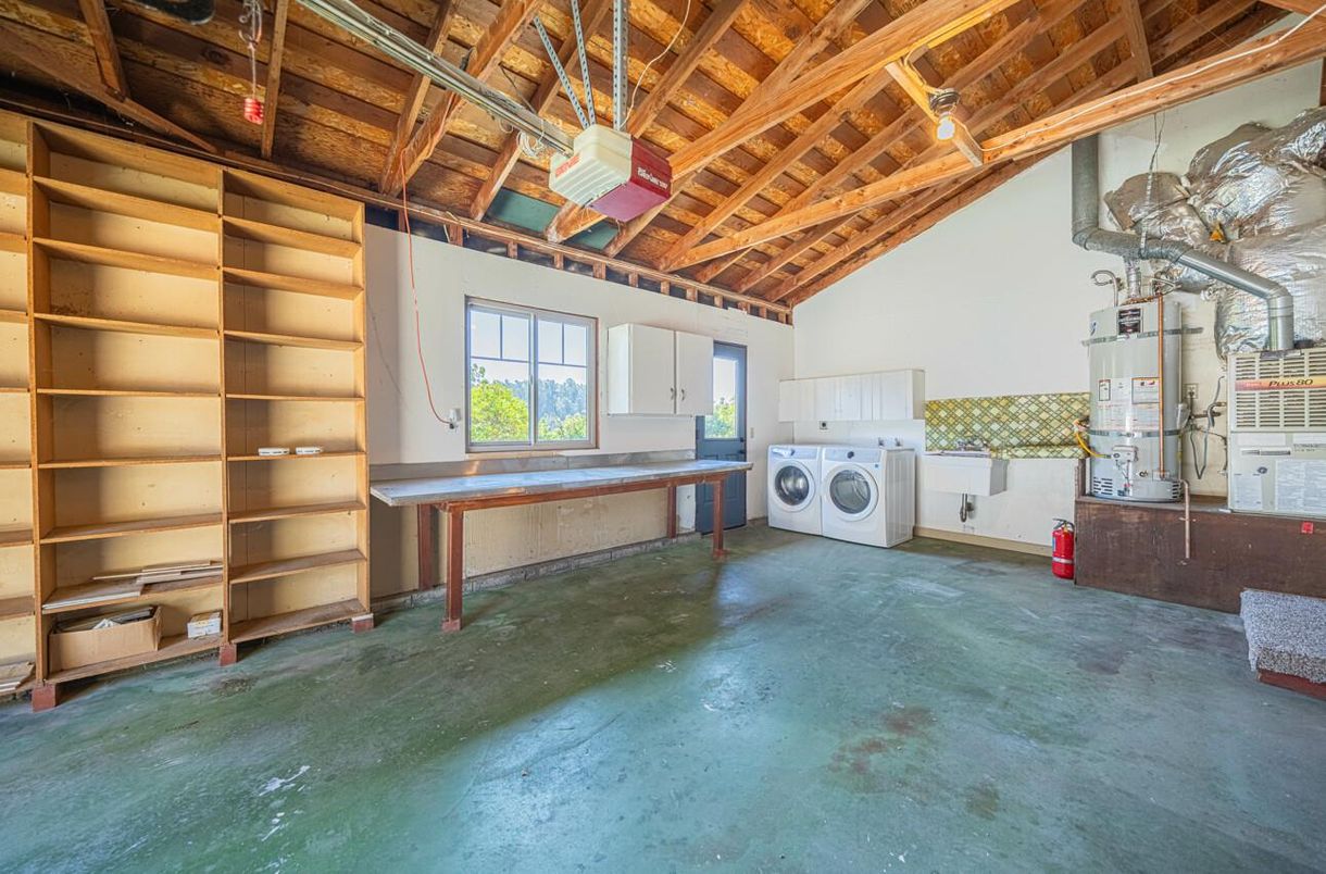 Empty room, Interior, Washer, Wooden Beams, Wooden Ceilings