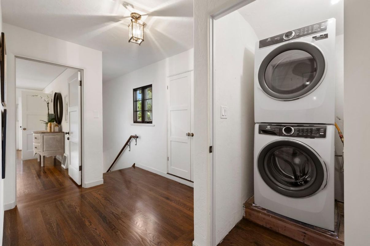 Interior, Utility Closets, Washer, Wood Texture Flooring