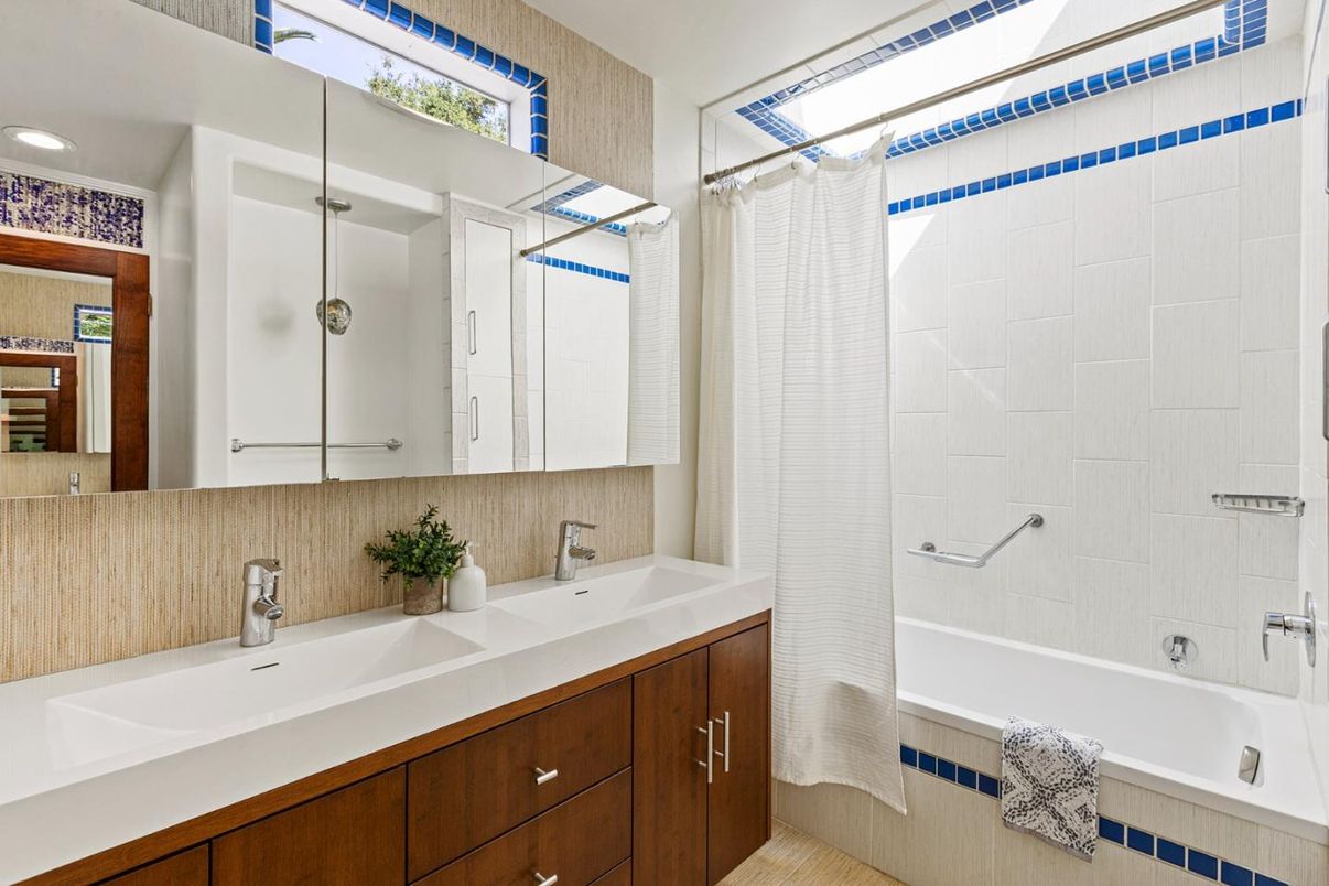 Bathroom, Dual Sink Vanities, Interior, Recessed Lighting