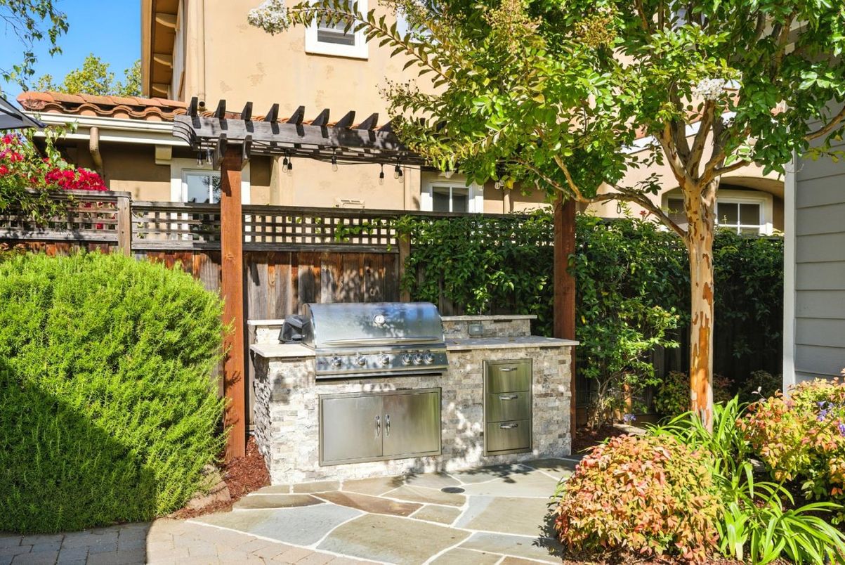 Exterior, Outdoor Kitchen
