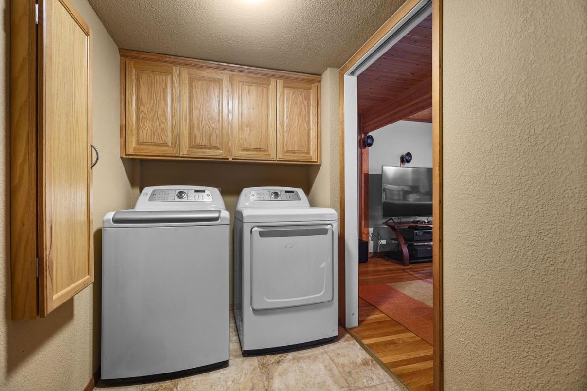 Interior, Washer, Wood Texture Flooring