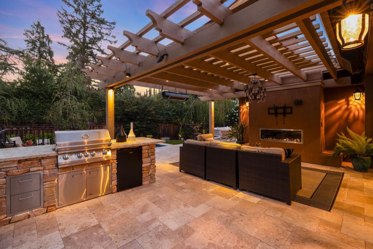 Exterior, Fireplace, Outdoor Kitchen