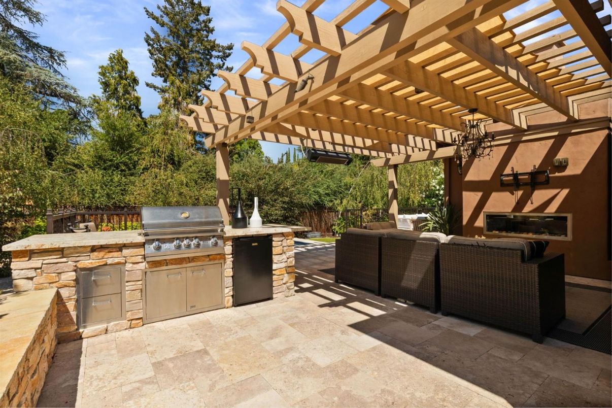 Exterior, Outdoor Kitchen