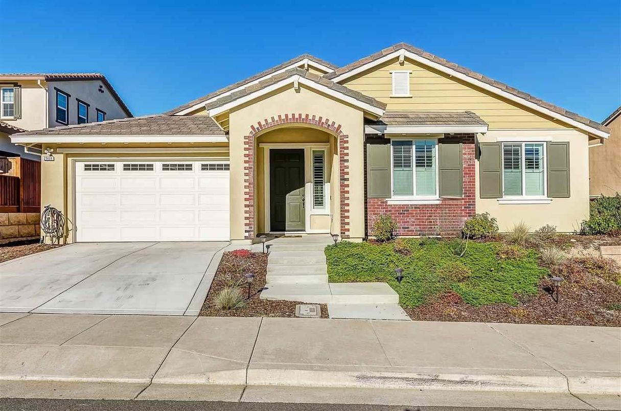 Attached, Exterior, Facade, American Craftsman