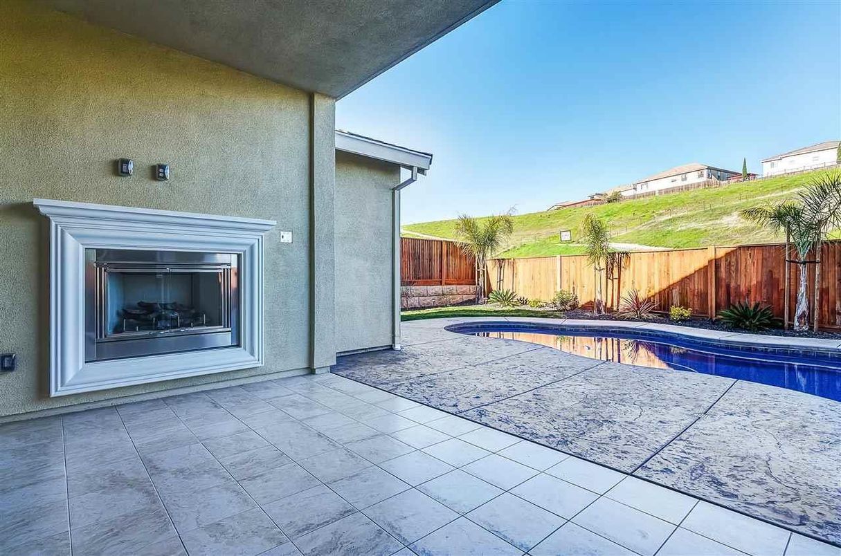 Exterior, Fireplace, Pool
