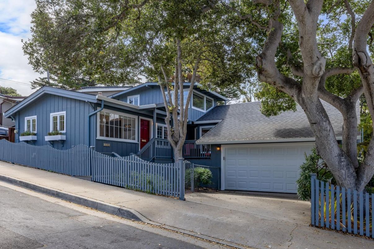 Attached, Exterior, Facade, American Craftsman