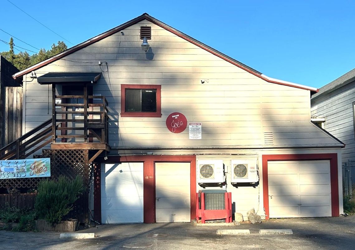 Attached, Exterior, Facade, None