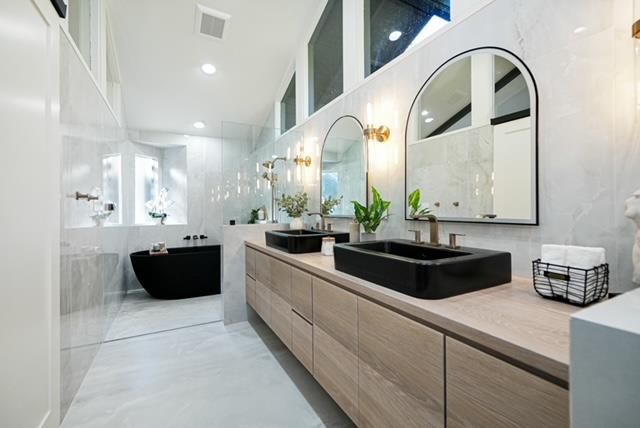 Bathroom, Dual Sink Vanities, Interior, Recessed Lighting
