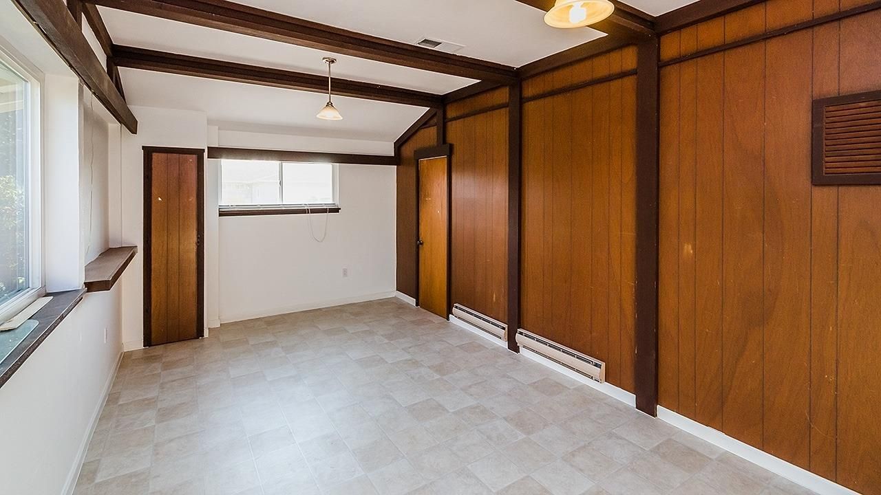Empty room, Interior, Pendant Lights, Wooden Walls