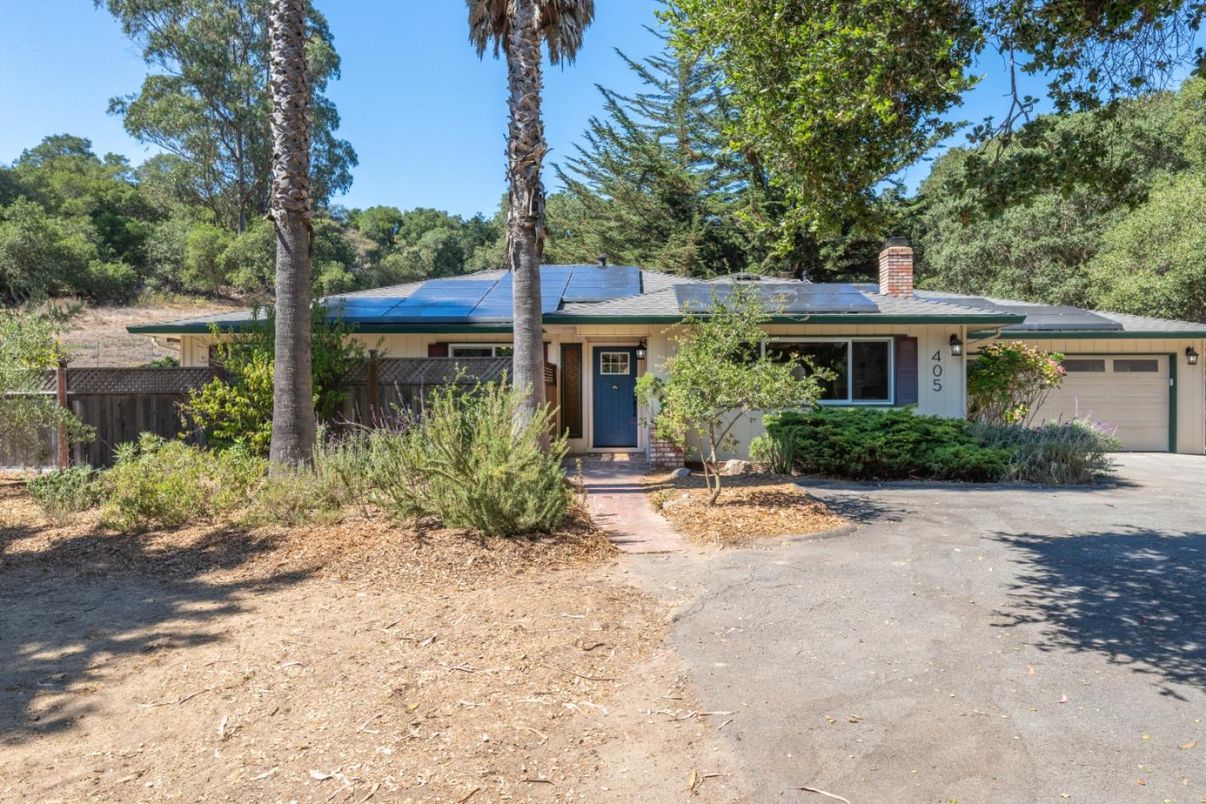 Attached, Exterior, Facade, Ranch