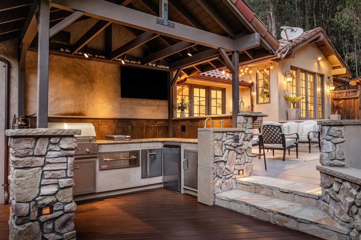 Exterior, Outdoor Kitchen