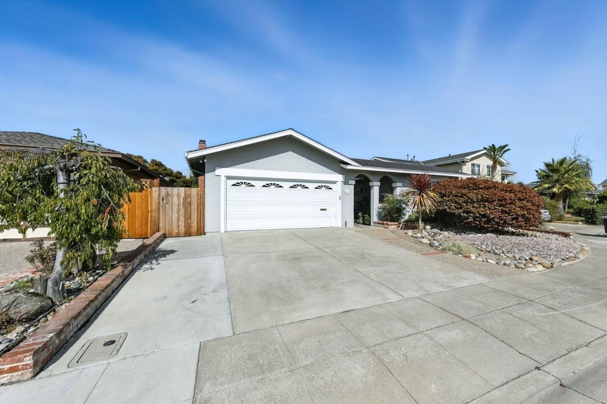 Attached, Exterior, Facade, Ranch