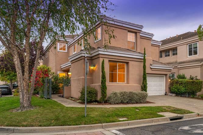 Attached, Exterior, Facade, Mediterranean