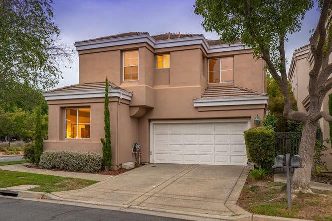 Attached, Exterior, Facade, Mediterranean