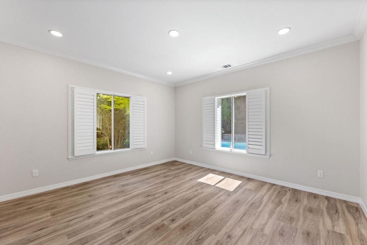 Empty room, Interior, Recessed Lighting, Wood Texture Flooring