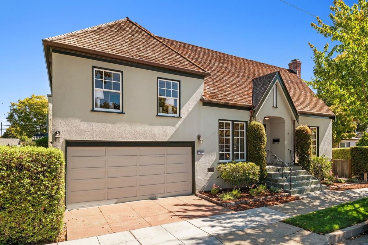 Attached, Exterior, Facade, Tudor Revival