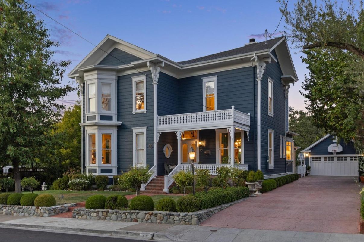 Exterior, Facade, Queen Anne Victorian