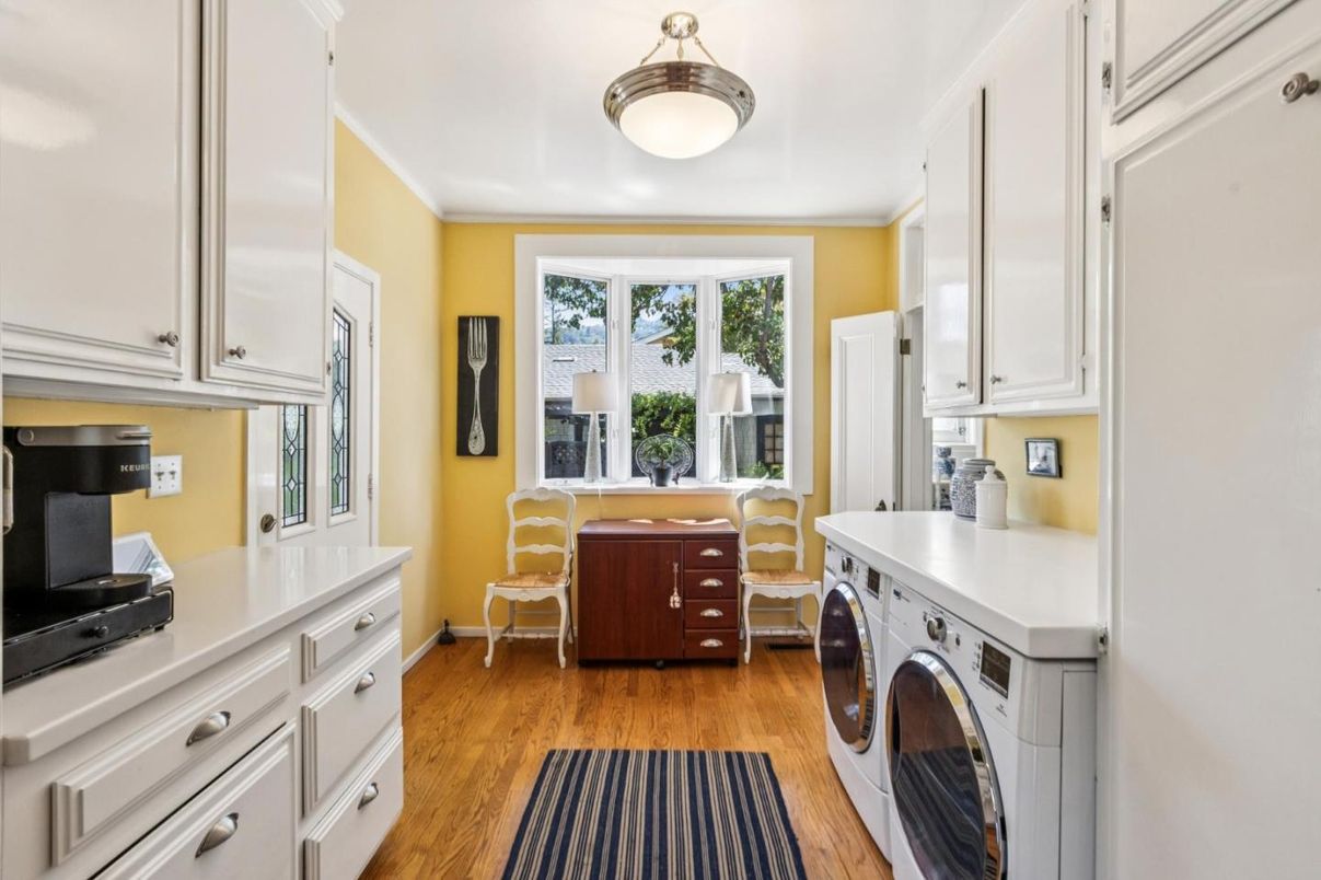 Interior, Washer, Wood Texture Flooring