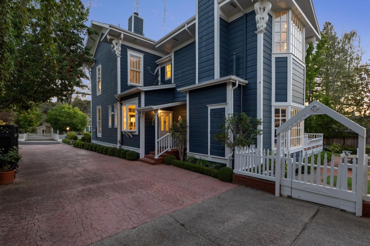 Exterior, Facade, Queen Anne Victorian