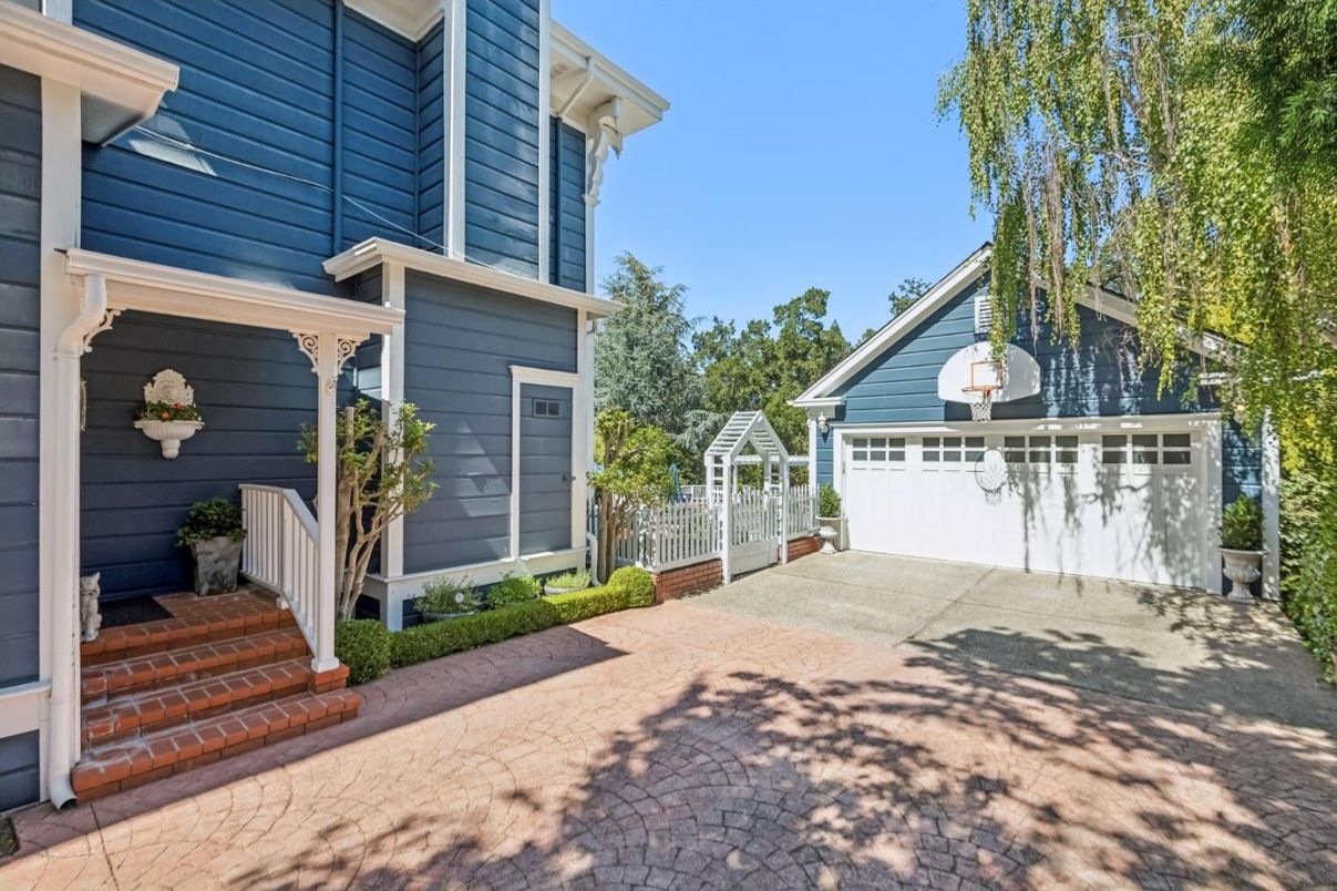 Detached Garage, Exterior