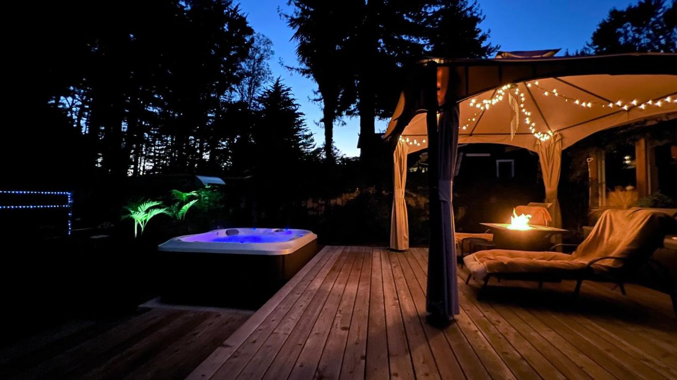 Exterior, Hot Tub