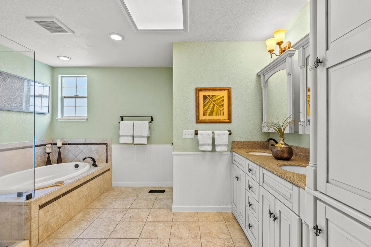 Bathroom, Dual Sink Vanities, Interior, Recessed Lighting