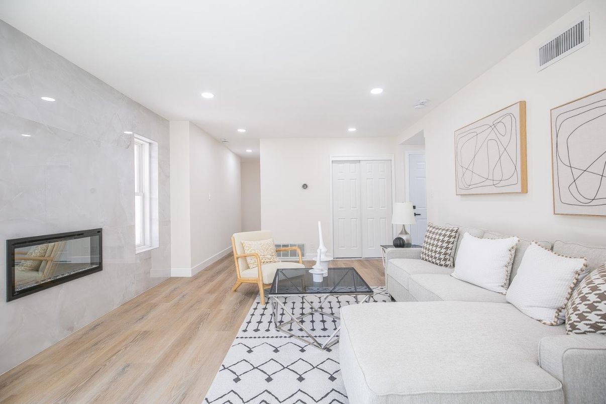 Interior, Living room, Recessed Lighting, Wood Texture Flooring