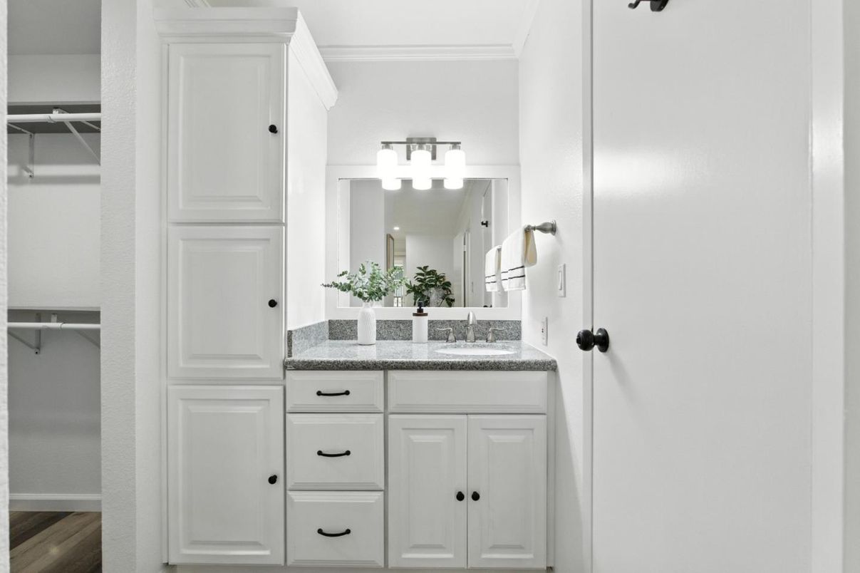 Bathroom, Interior, Walk-in Closets, Wood Texture Flooring