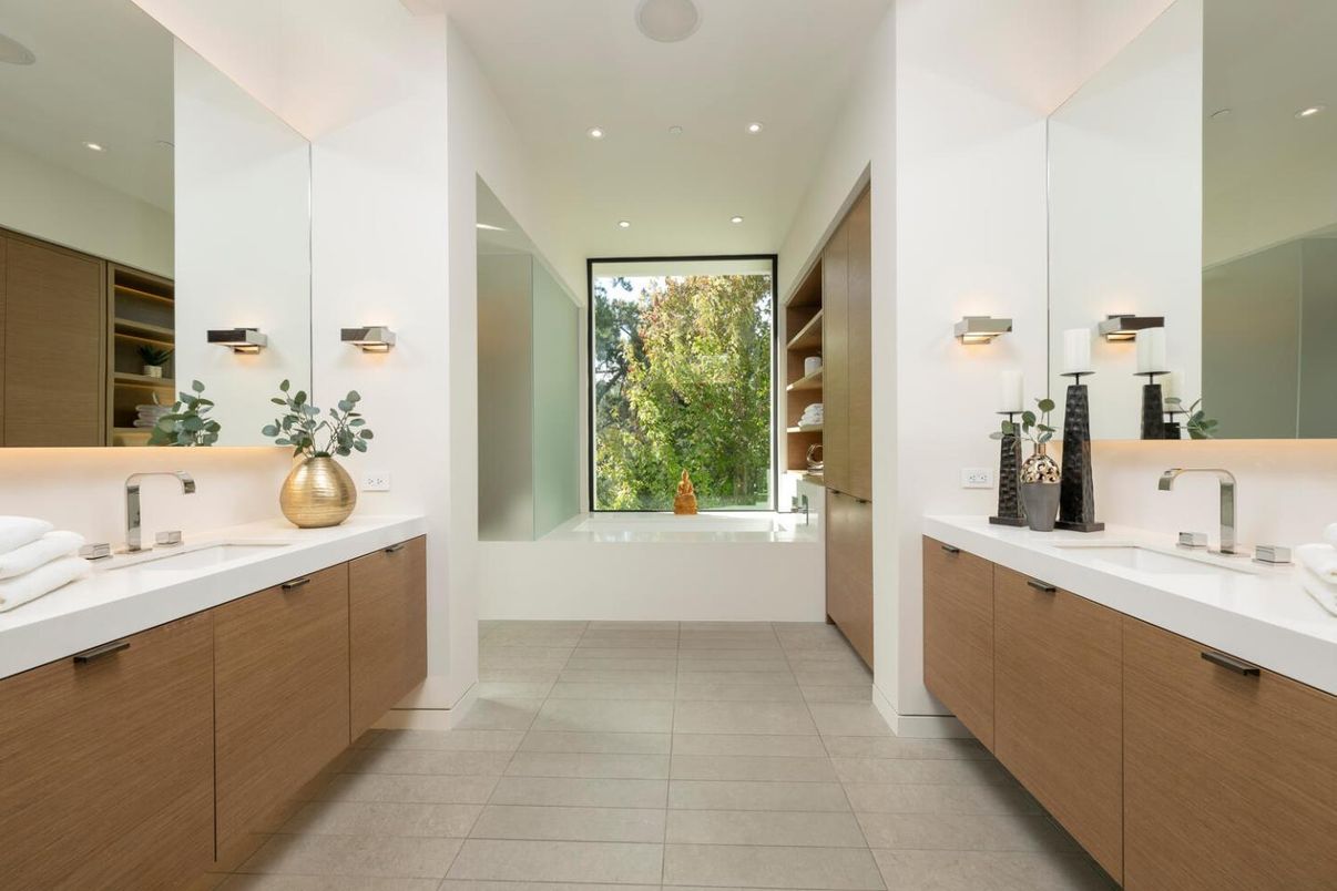 Bathroom, Dual Sink Vanities, Interior, Recessed Lighting