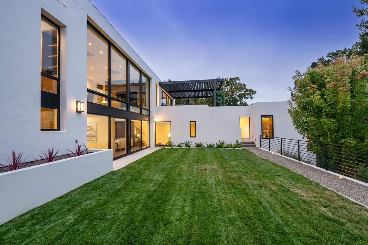 Backyard, Exterior, Facade, Modern