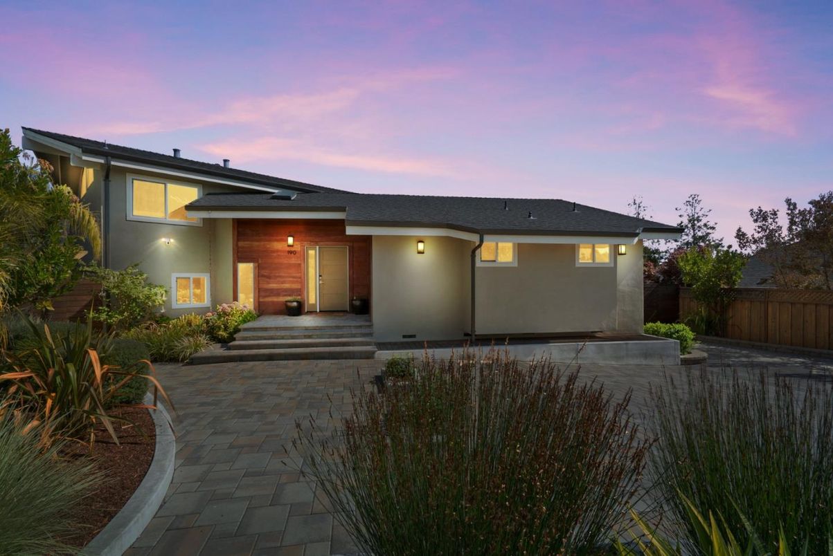 Exterior, Facade, Modern