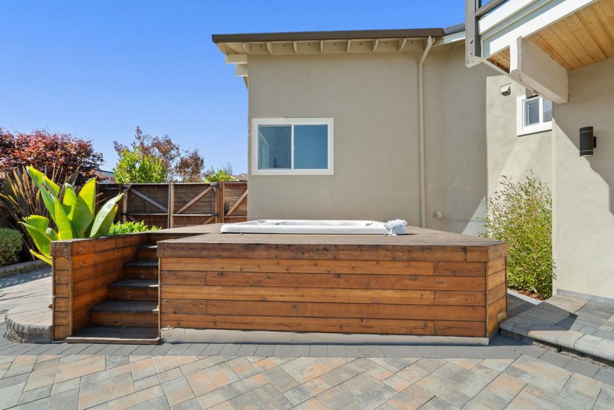 Exterior, Hot Tub, Outdoor Kitchen