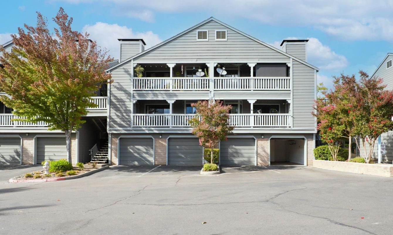 Attached, Exterior, Facade, Queen Anne Victorian