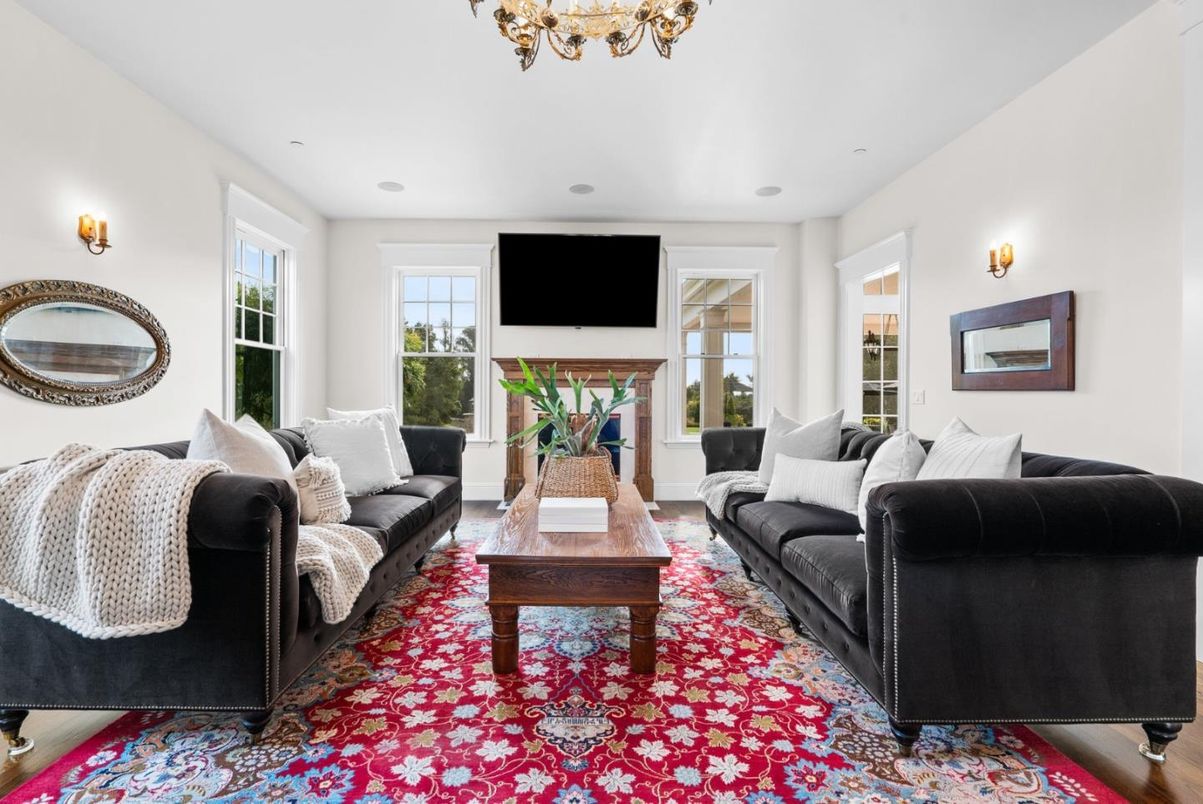 Chandelier, Interior, Living room