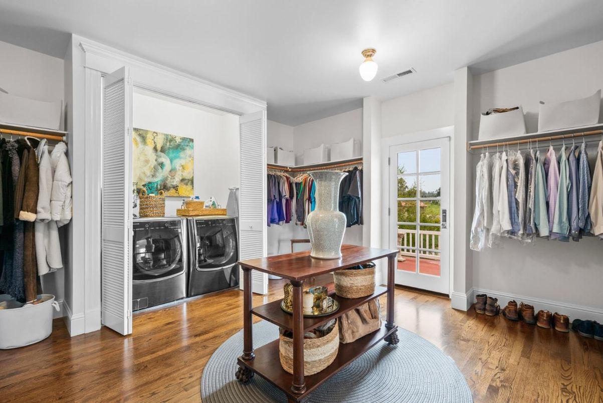 Interior, Walk-in Closets, Washer, Wood Texture Flooring