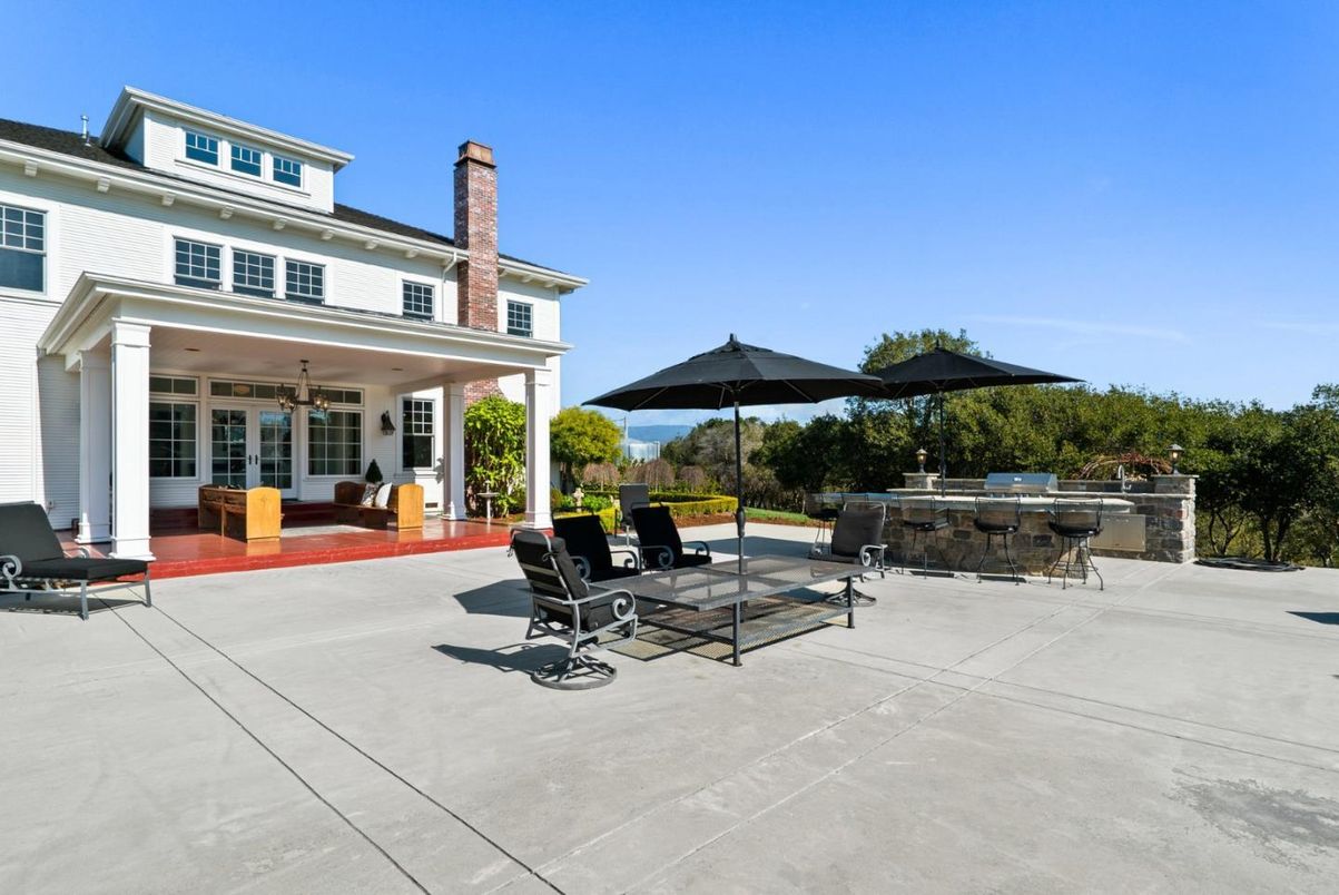 Exterior, Outdoor Kitchen