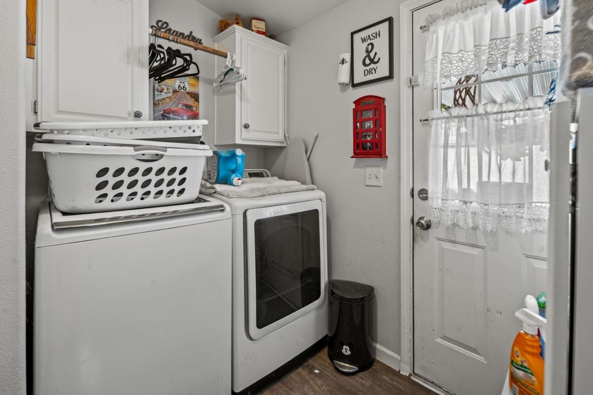 Interior, Washer, Wood Texture Flooring