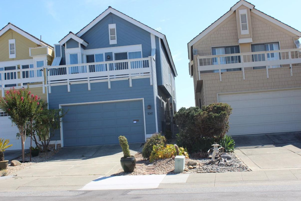 Attached, Exterior, Facade, American Craftsman