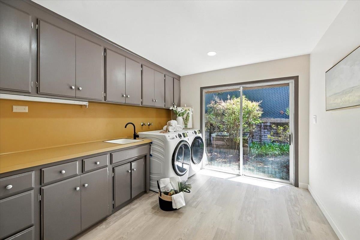 Interior, Recessed Lighting, Washer, Wood Texture Flooring