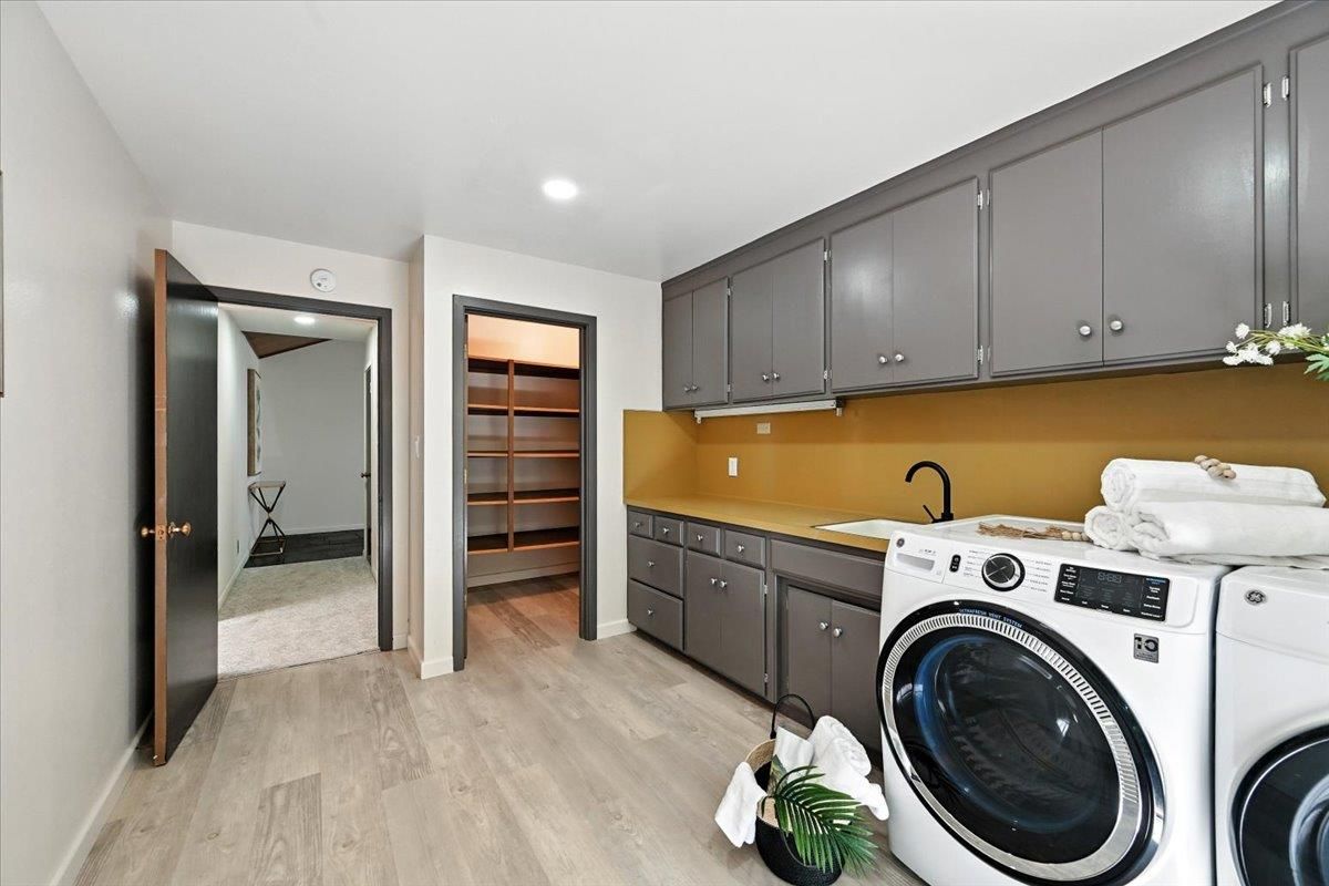 Interior, Recessed Lighting, Washer, Wood Texture Flooring