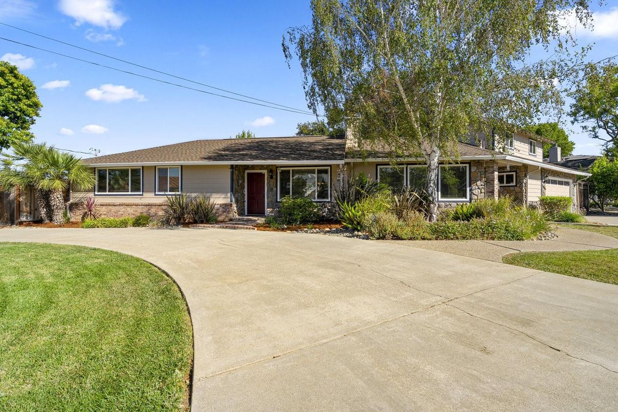 Backyard, Exterior, Facade, Ranch
