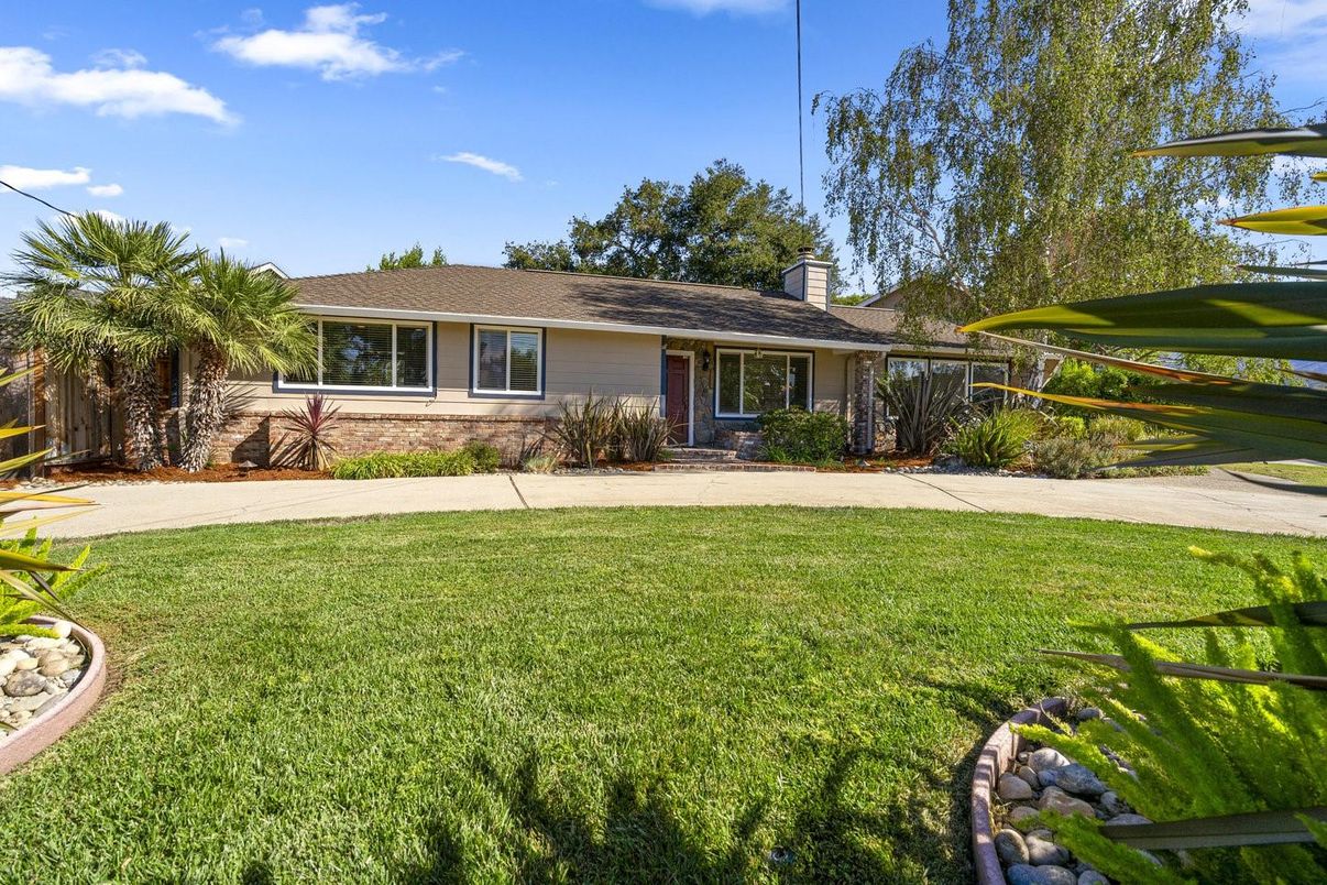 Backyard, Exterior, Facade, Ranch