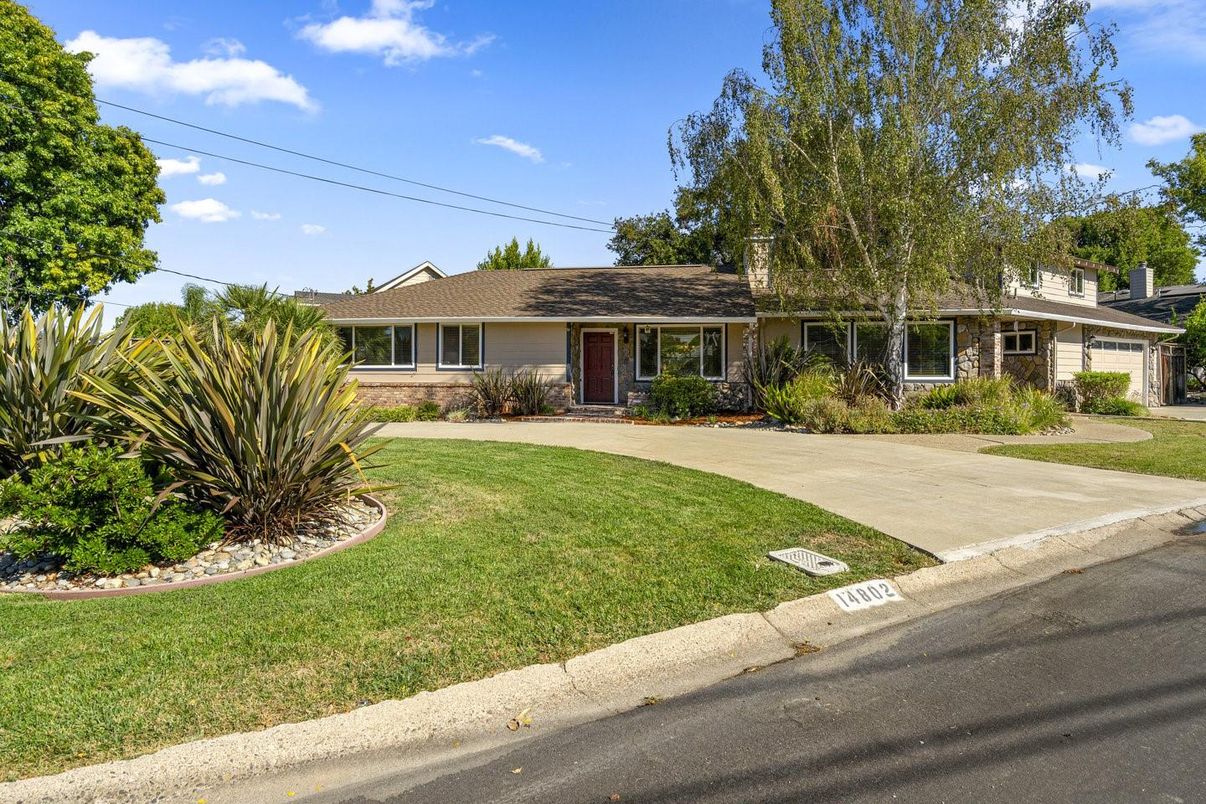 Backyard, Exterior, Facade, Ranch