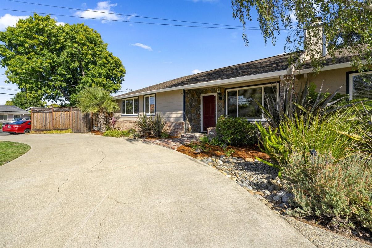 Backyard, Exterior, Facade, Ranch