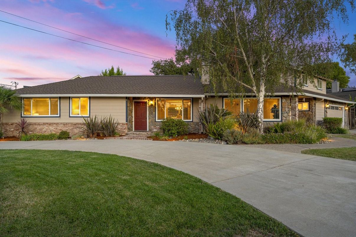 Exterior, Facade, Ranch
