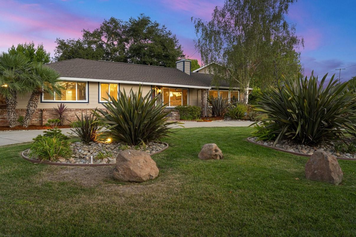 Backyard, Exterior, Facade, Ranch