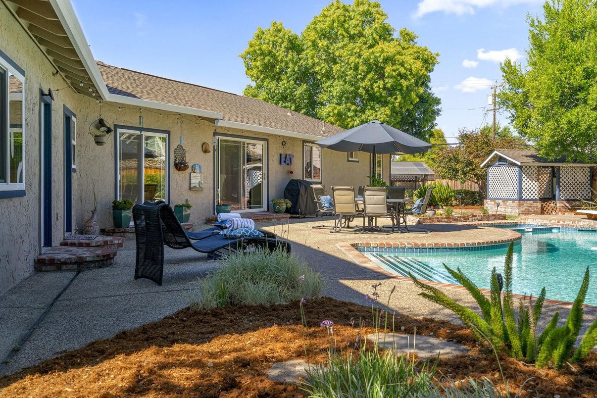Exterior, Pool
