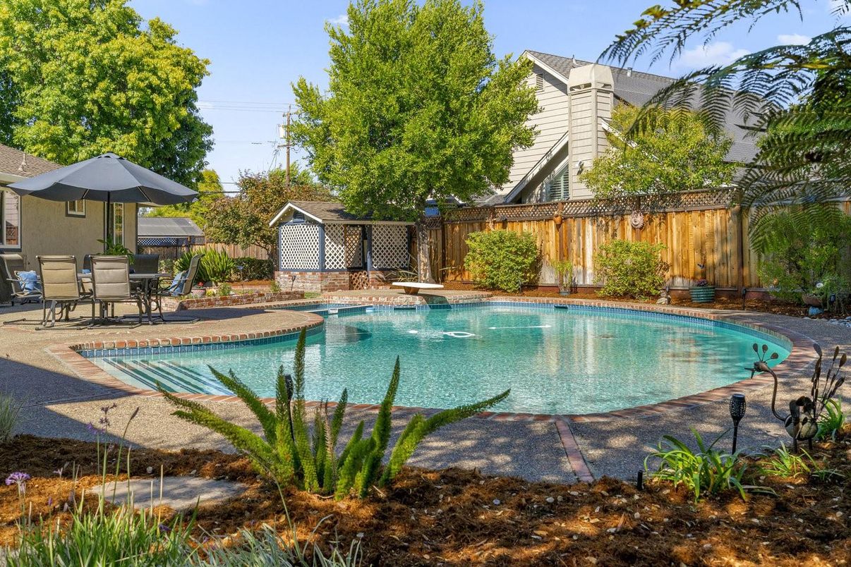 Exterior, Pool