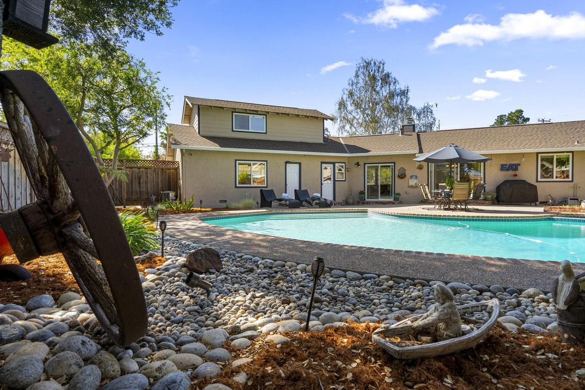 Exterior, Pool
