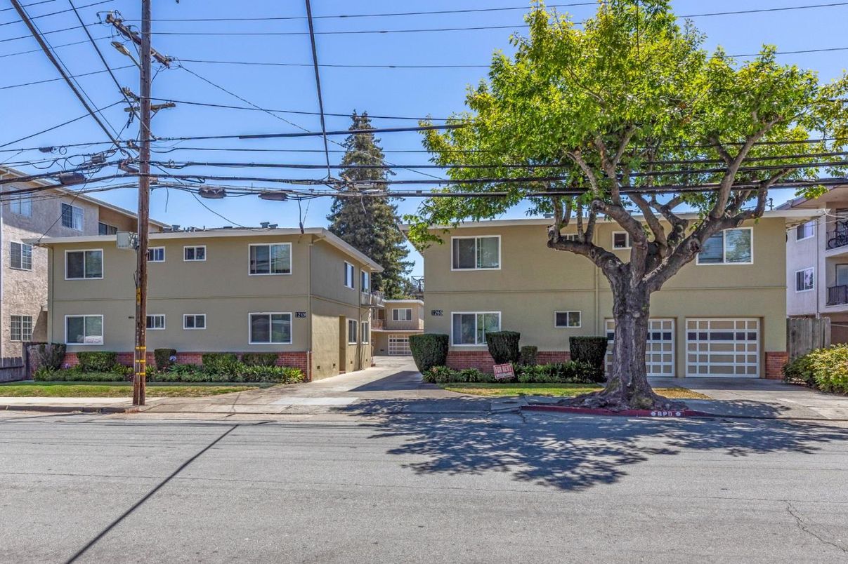 Attached, Exterior, Facade, Rowhouse